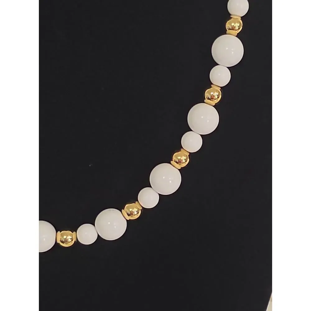 Vintage Retro Preppy Classic Design Beaded Necklace White And Gold Tones